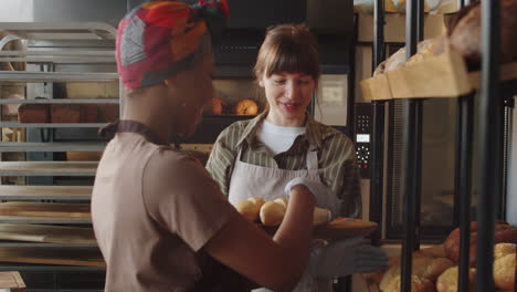 Dos-Mujeres-Multiétnicas-Trabajando-Juntas-En-Panadería